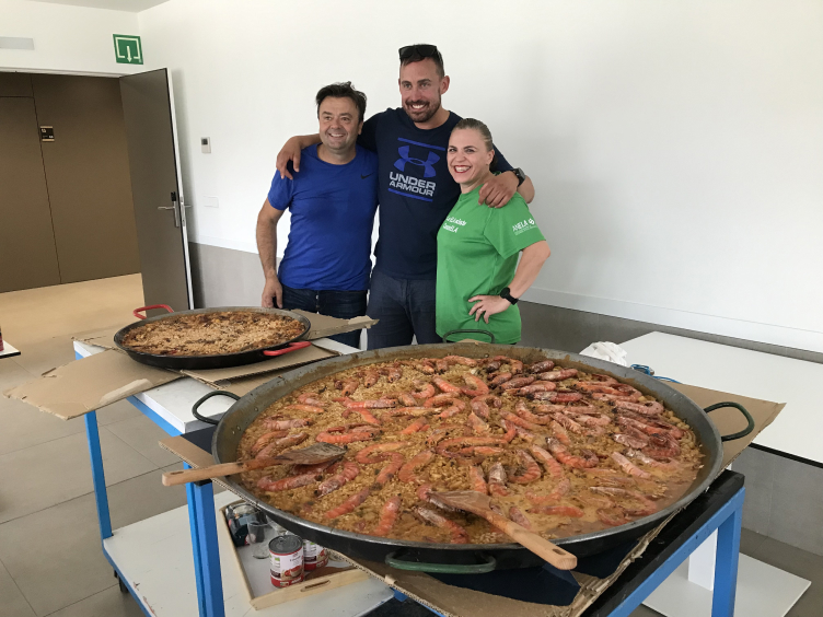 Parte de los compañeros de Meler que realizaron la paella.