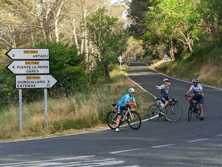 Parte del grupo de ciclistas de Meler en mitad del recorrido.